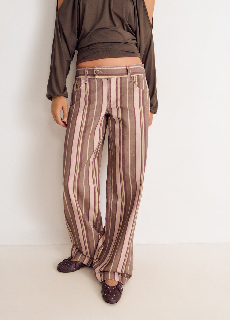 Pantalón vaquero de corte amplio con estampado de rayas verticales en tono rosa