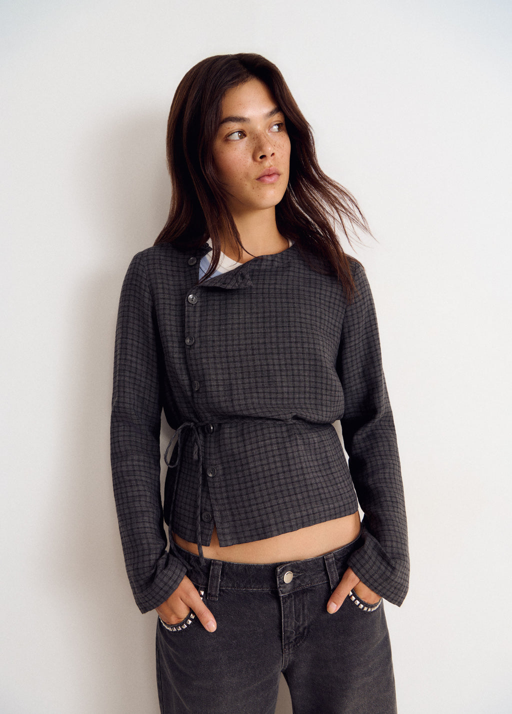 Blusa de cuadros en gris con cierre frontal de botones y detalle de cordón a la cintura