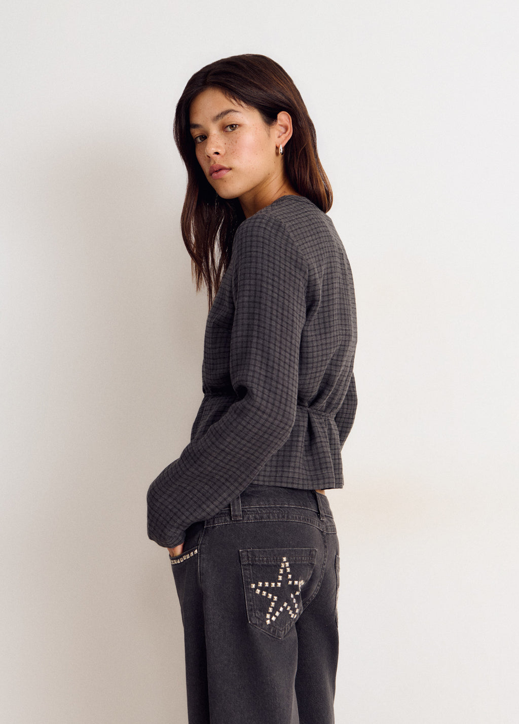 Blusa de cuadros en gris vista de perfil con detalle de botones
