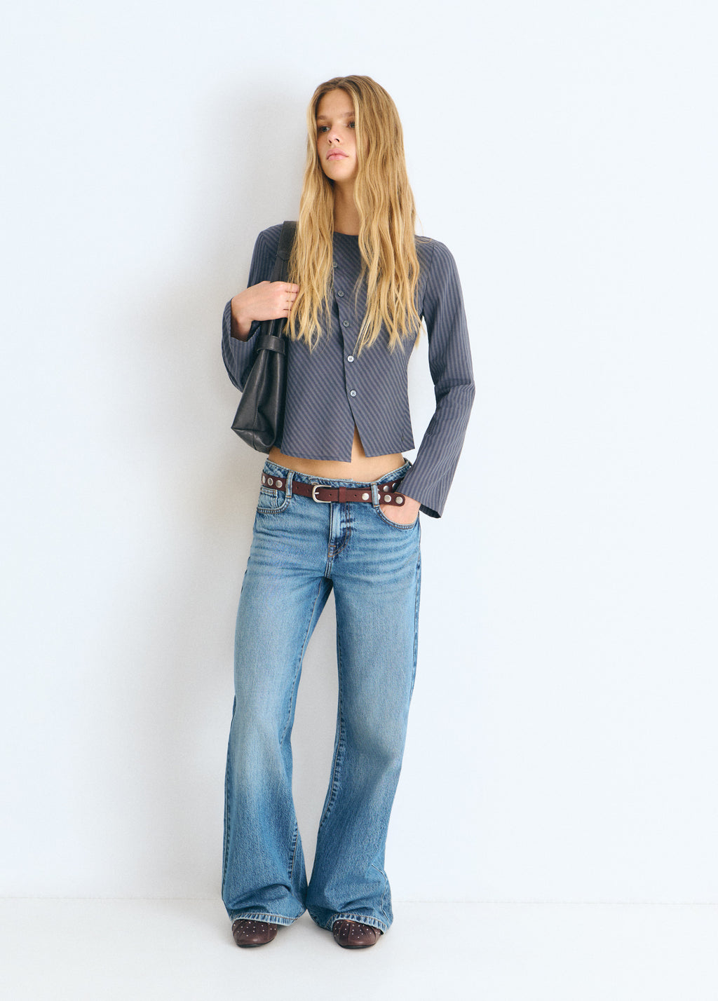 Blusa de rayas finas y botones cruzados en azul vista de cuerpo entero