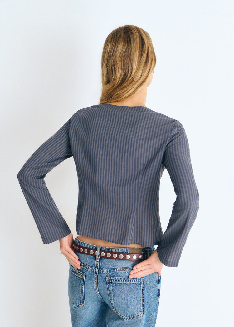 Blusa de rayas verticales en azul vista por la espalda