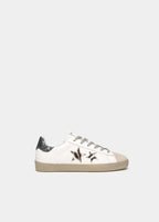 Zapatilla de lona con estampado animal print y brillo en tono crudo, vista en el pie