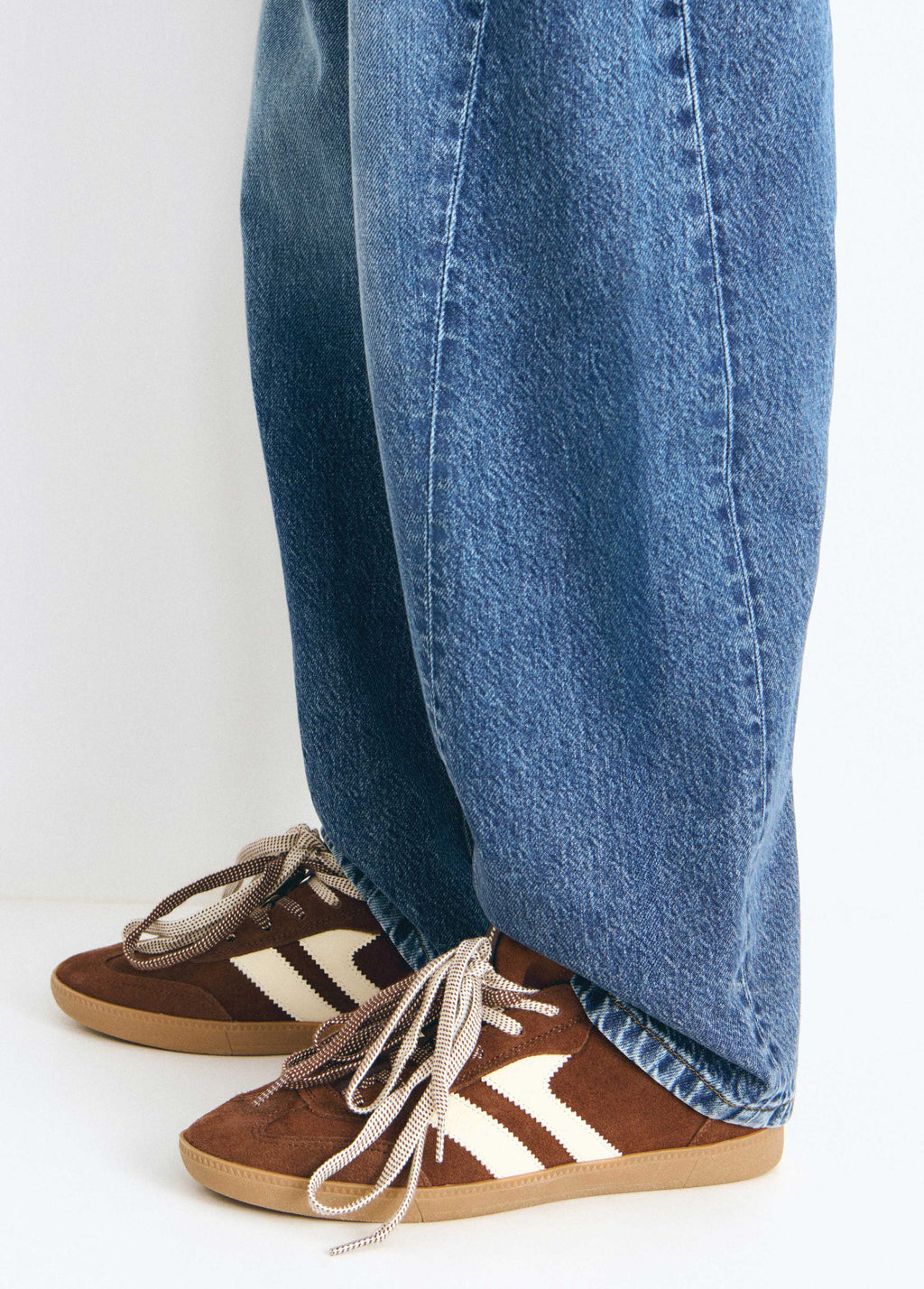 Zapatillas de contraste en color chocolate con cordones trenzados vistos desde abajo
