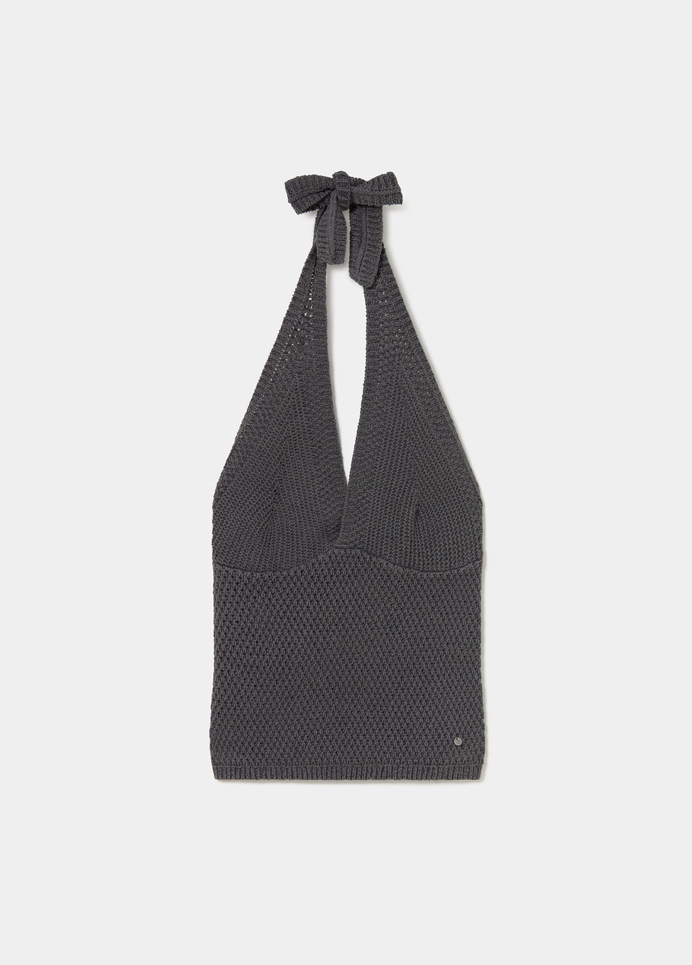 Top de crochet gris con escote halter y corte ceñido que se muestra sobre el cuerpo