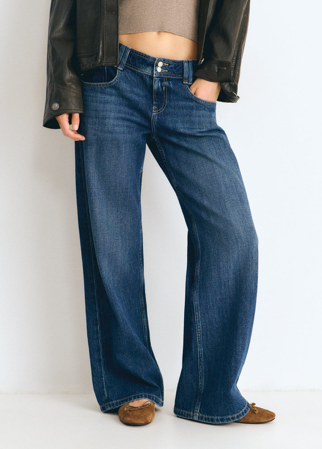 Jeans de tiro bajo y corte ancho en azul oscuro vistos de frente