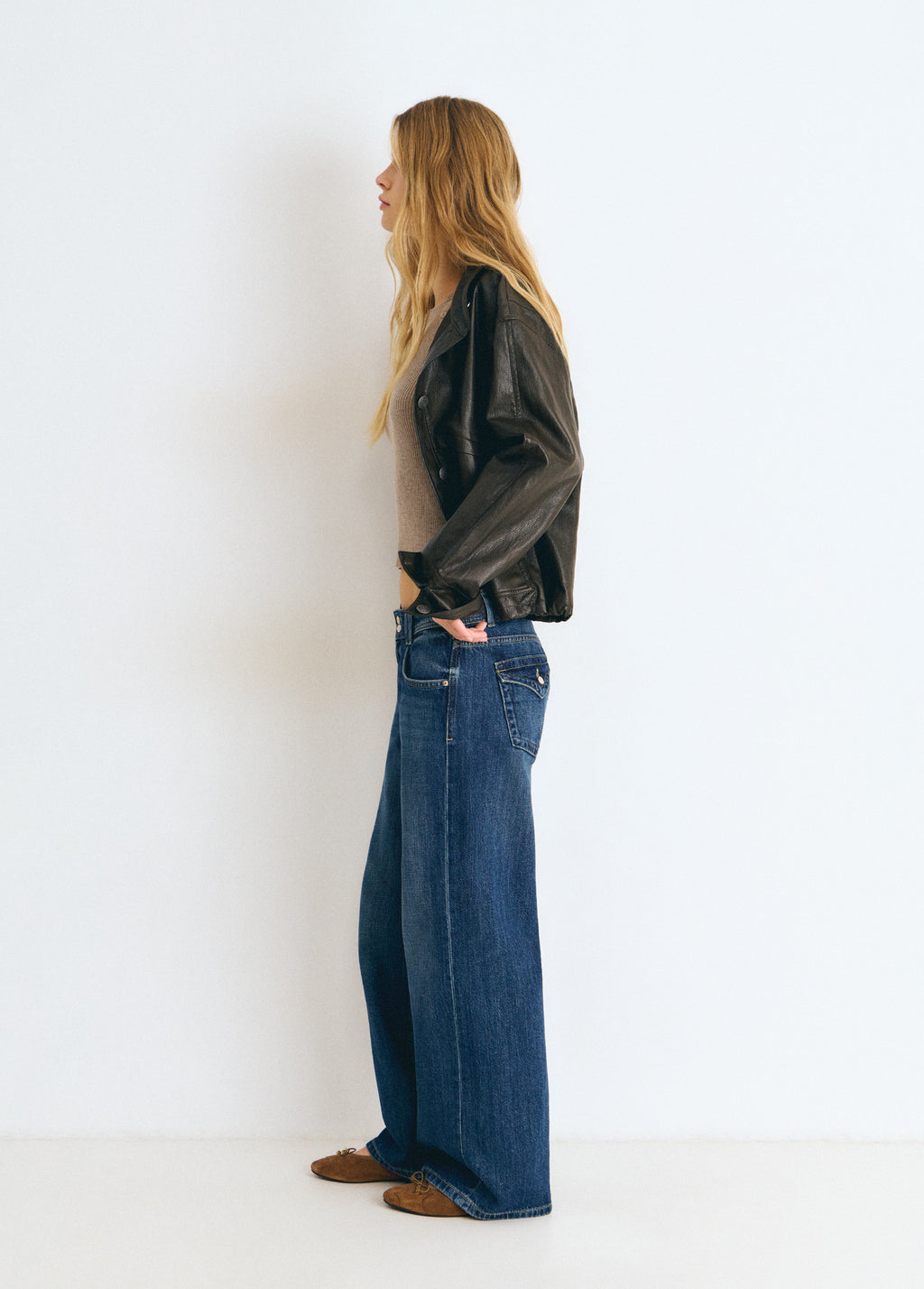 Jeans ancho de tiro bajo en azul oscuro vistos de perfil