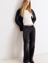 Jeans tiro bajo tachas flor