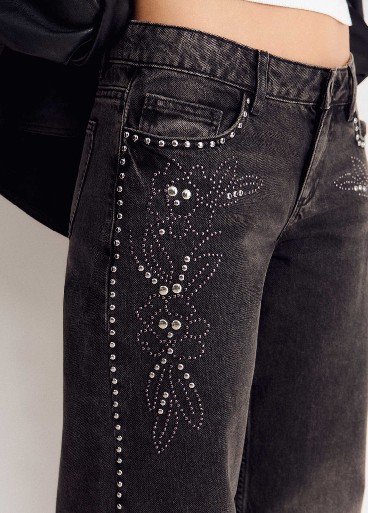 Jeans met lage taille en bloemenstuds