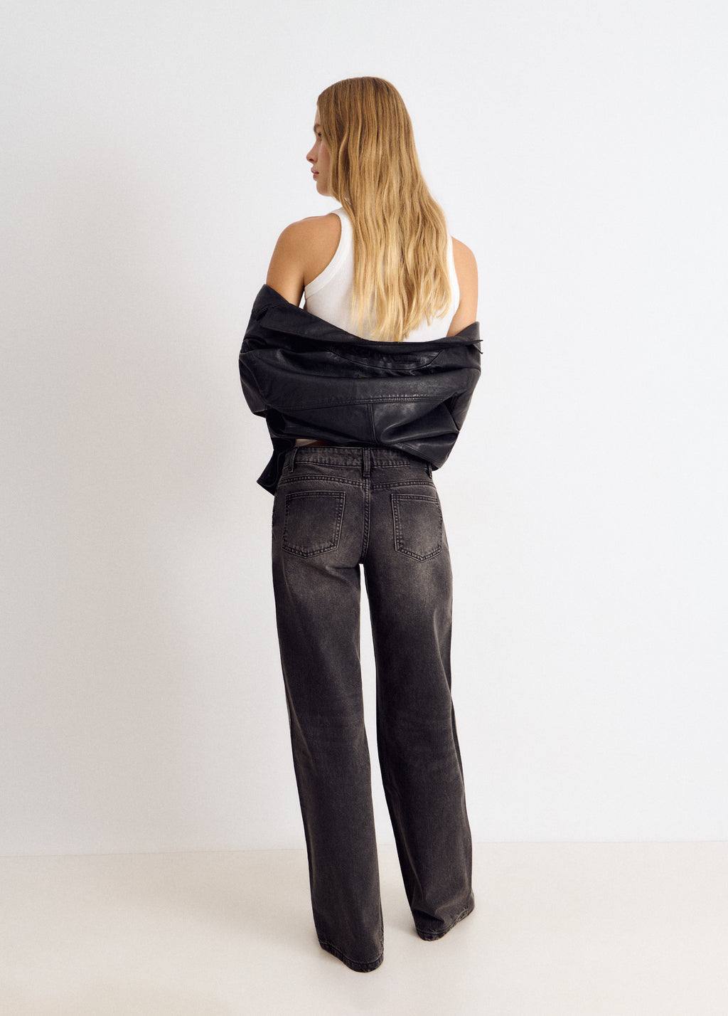 Jeans tiro bajo tachas flor