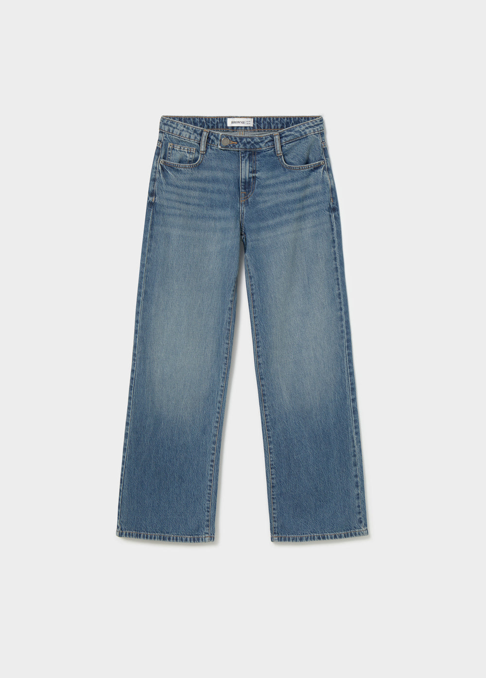 Jeans vaqueros de tiro medio y corte ancho en azul oscuro sobre modelo