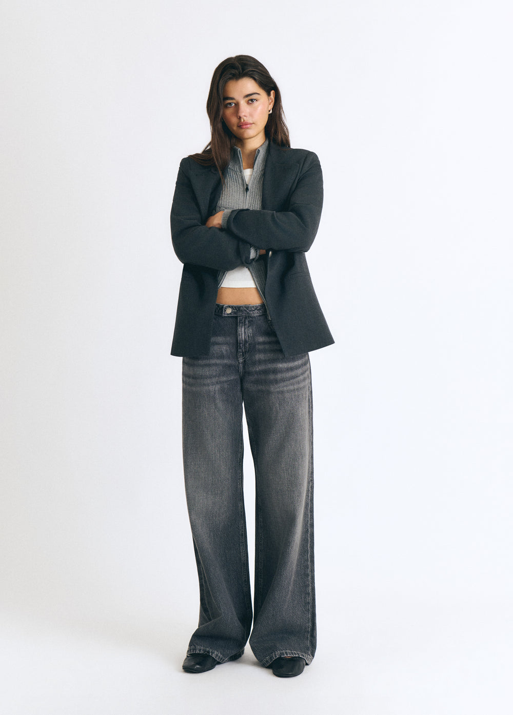 Jeans vaqueros de tiro medio y pierna ancha en gris oscuro sobre modelo