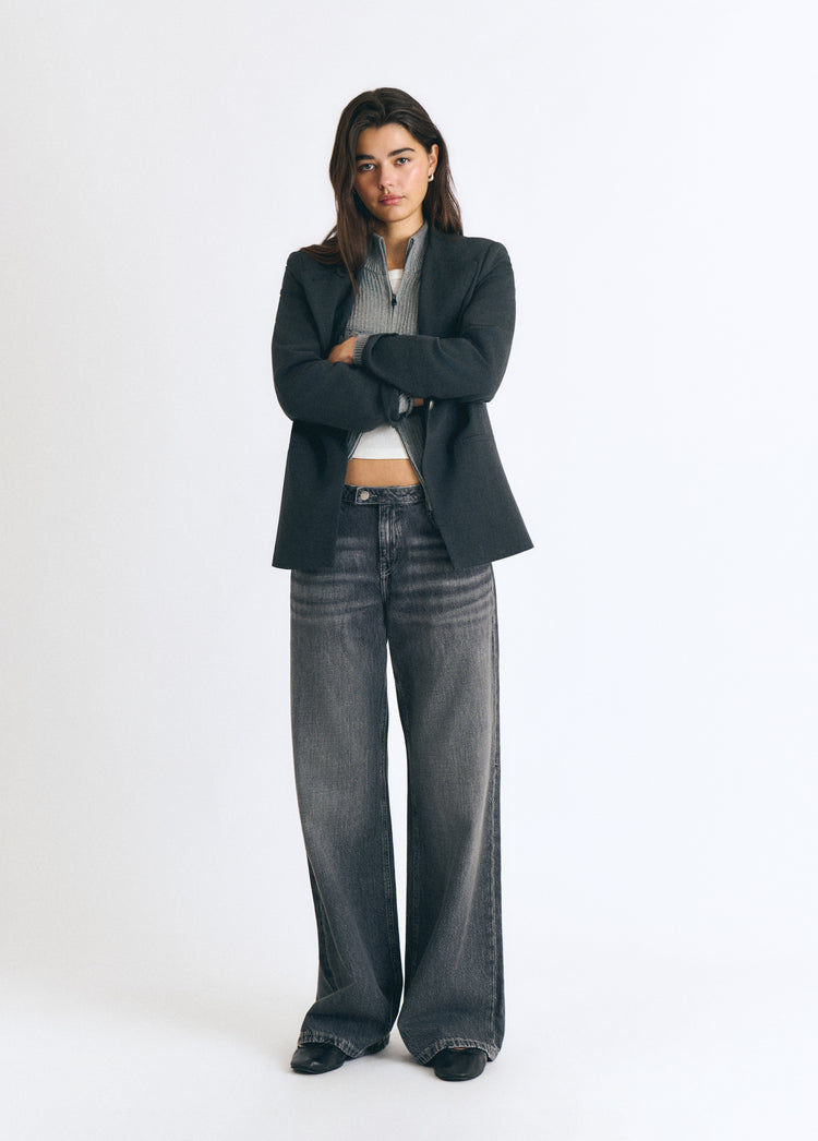Jeans vaqueros de tiro medio y pierna ancha en gris oscuro sobre modelo