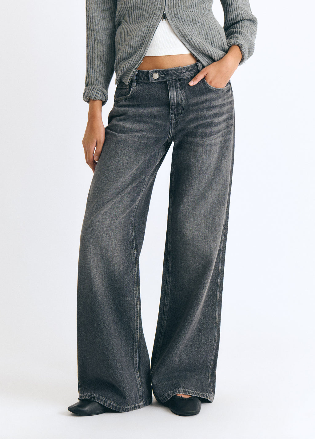 Jeans vaqueros de tiro medio y pierna ancha en gris oscuro sobre modelo