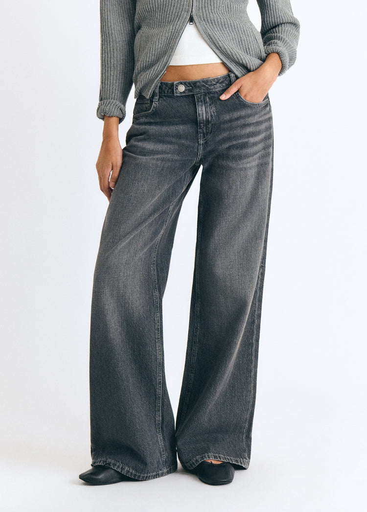 Jeans vaqueros de tiro medio y pierna ancha en gris oscuro sobre modelo