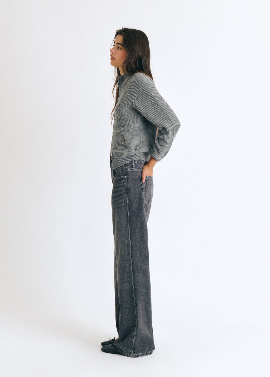 Jeans vaqueros de tiro medio y pierna ancha en gris oscuro vistos de perfil
