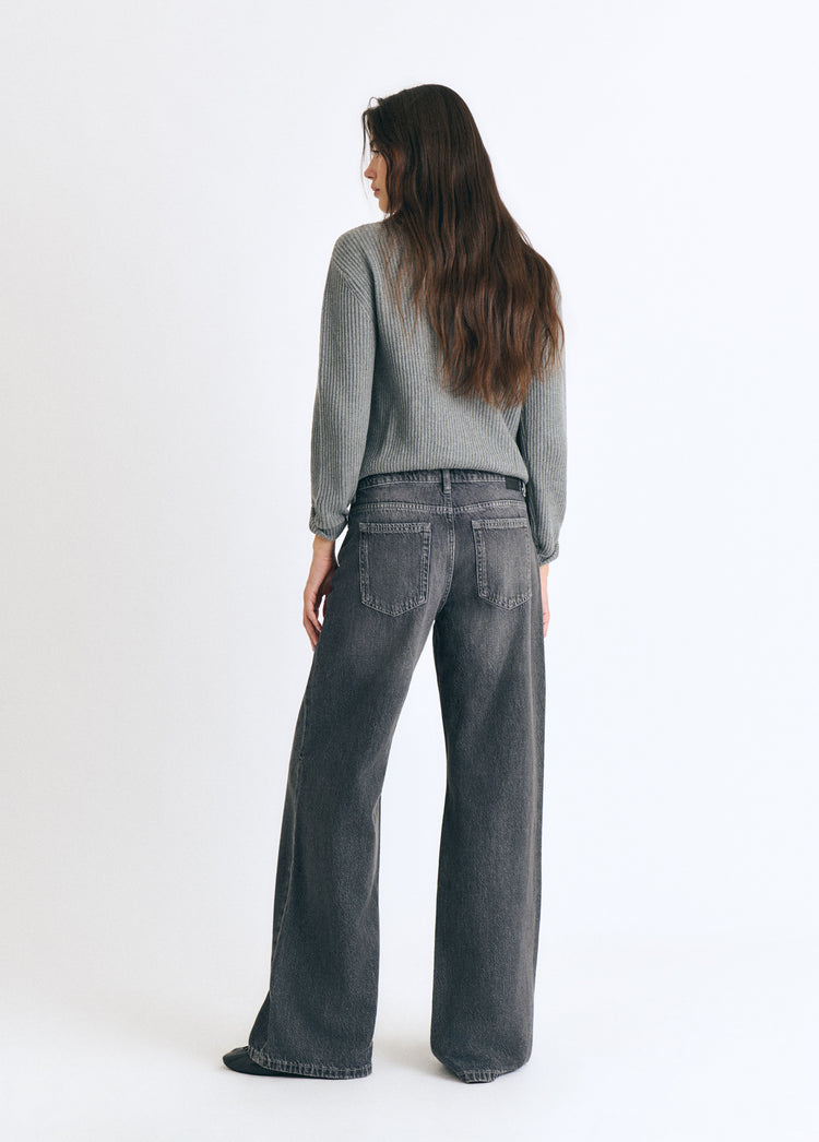 Jeans vaqueros de tiro medio y pierna ancha en gris oscuro vistos por detrás