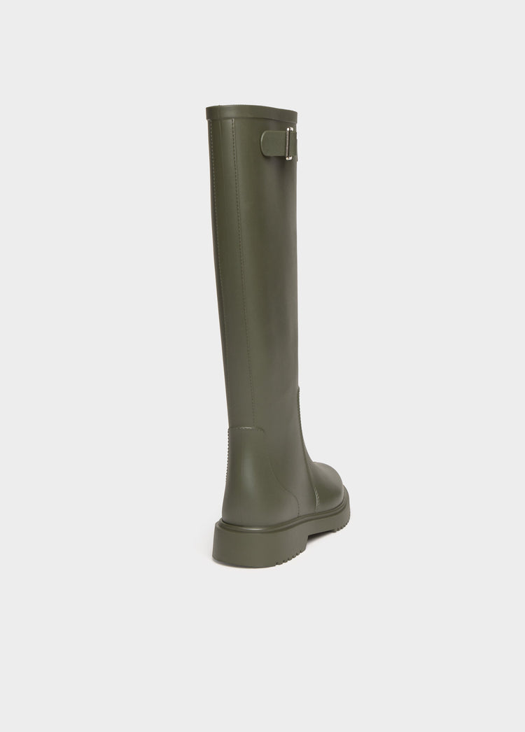 Bota de agua de caña alta en color kaki mostrando su parte trasera
