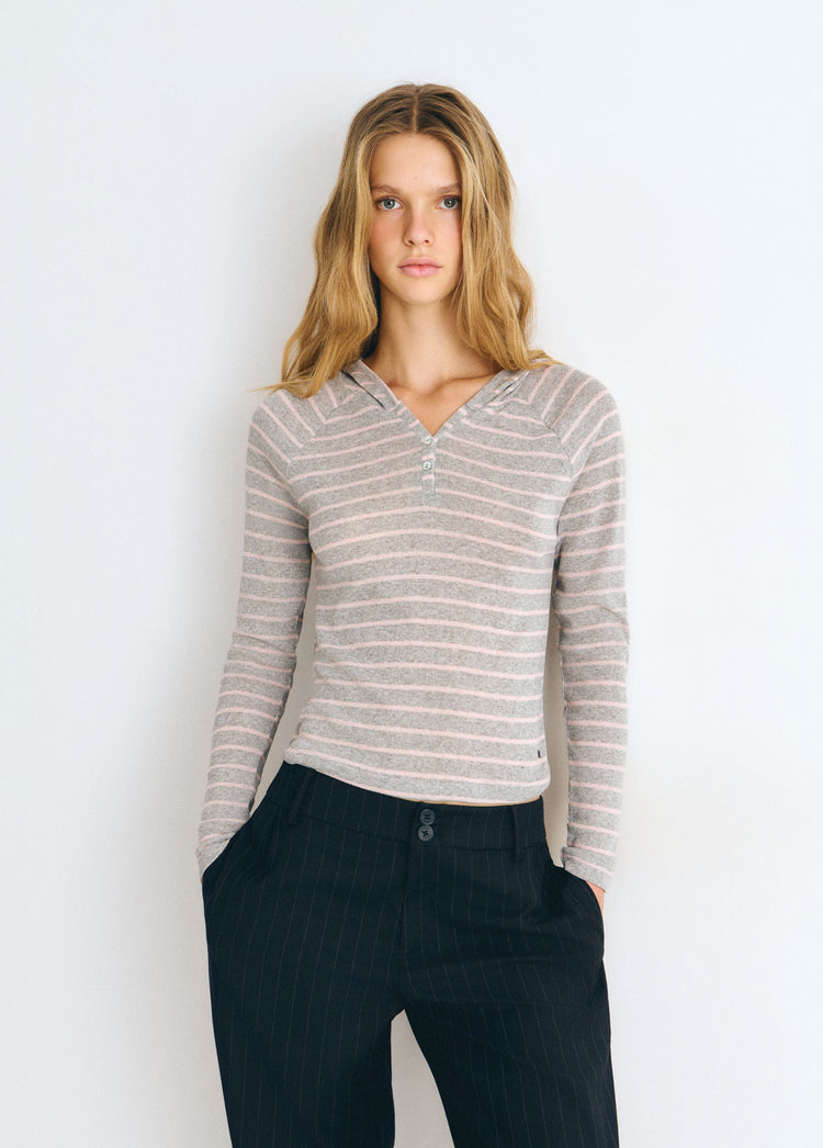 Camiseta de manga larga con rayas horizontales en gris vigore y cuello de botones