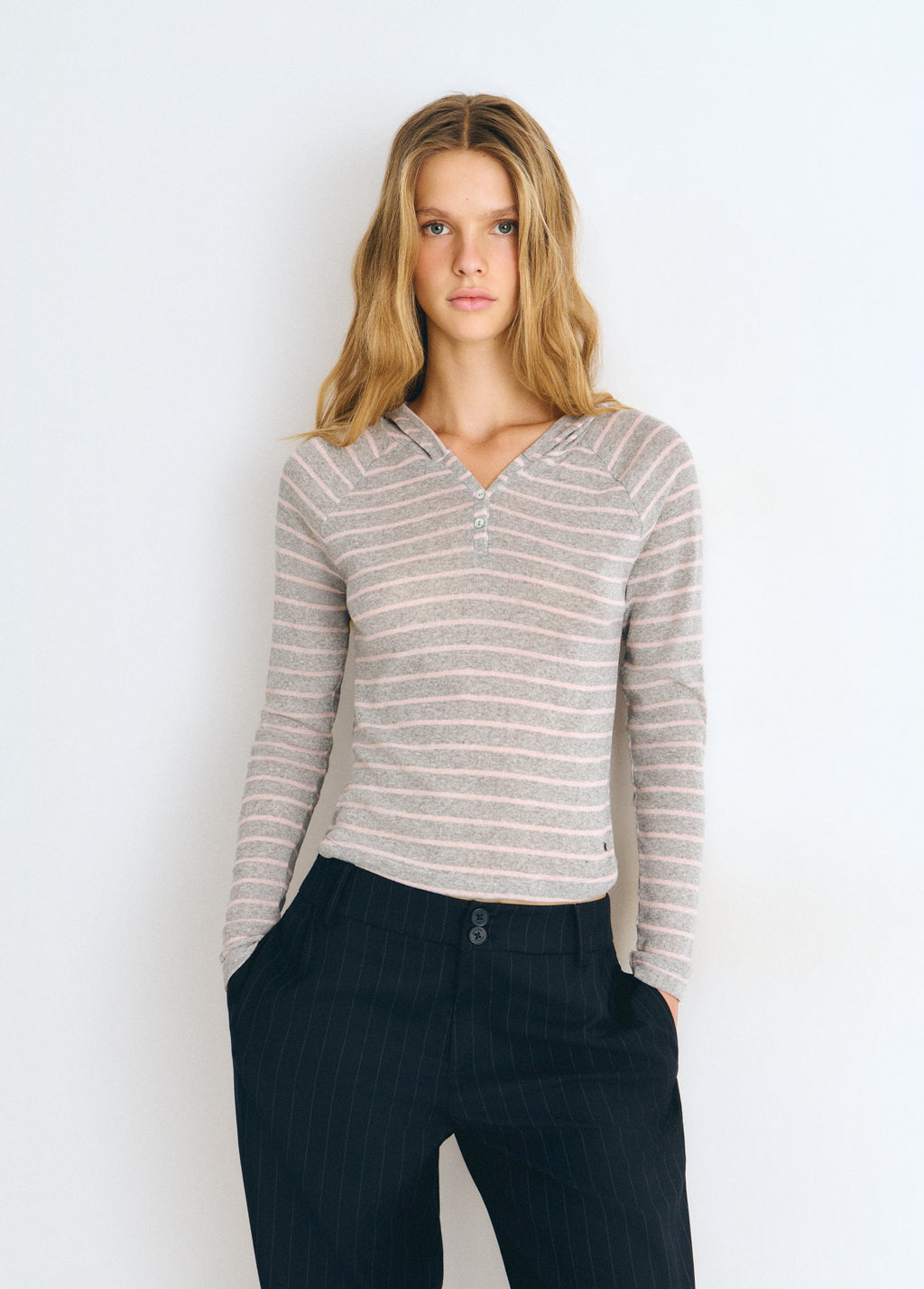 Camiseta de rayas en gris vigore con cuello de capucha y botones