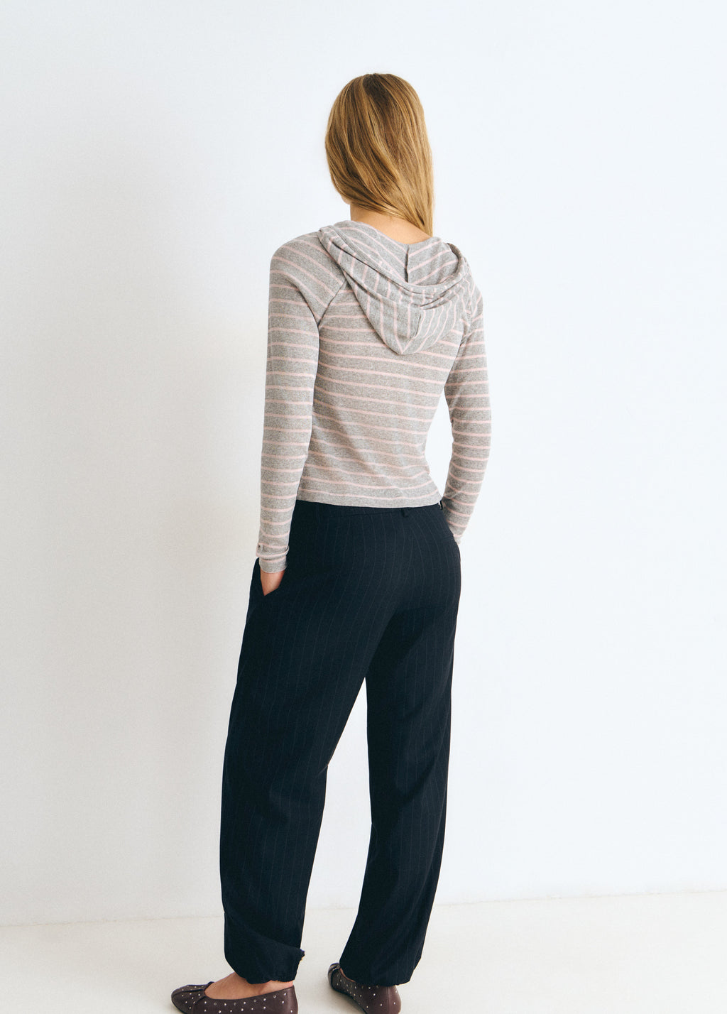 Camiseta de rayas con capucha en gris vigore vista por detrás