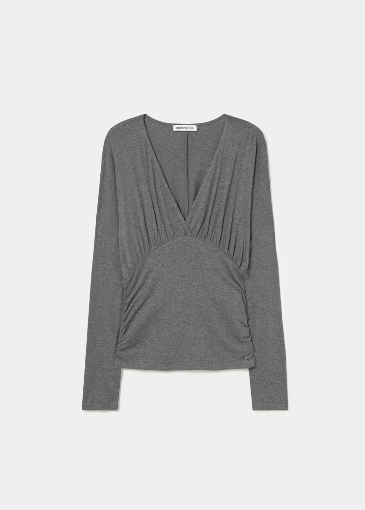 Camiseta entallada de gris vigore con escote en V y pliegues en el pecho vista frontal.