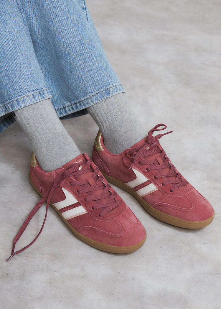 Sneaker mit Logo-Einsätzen