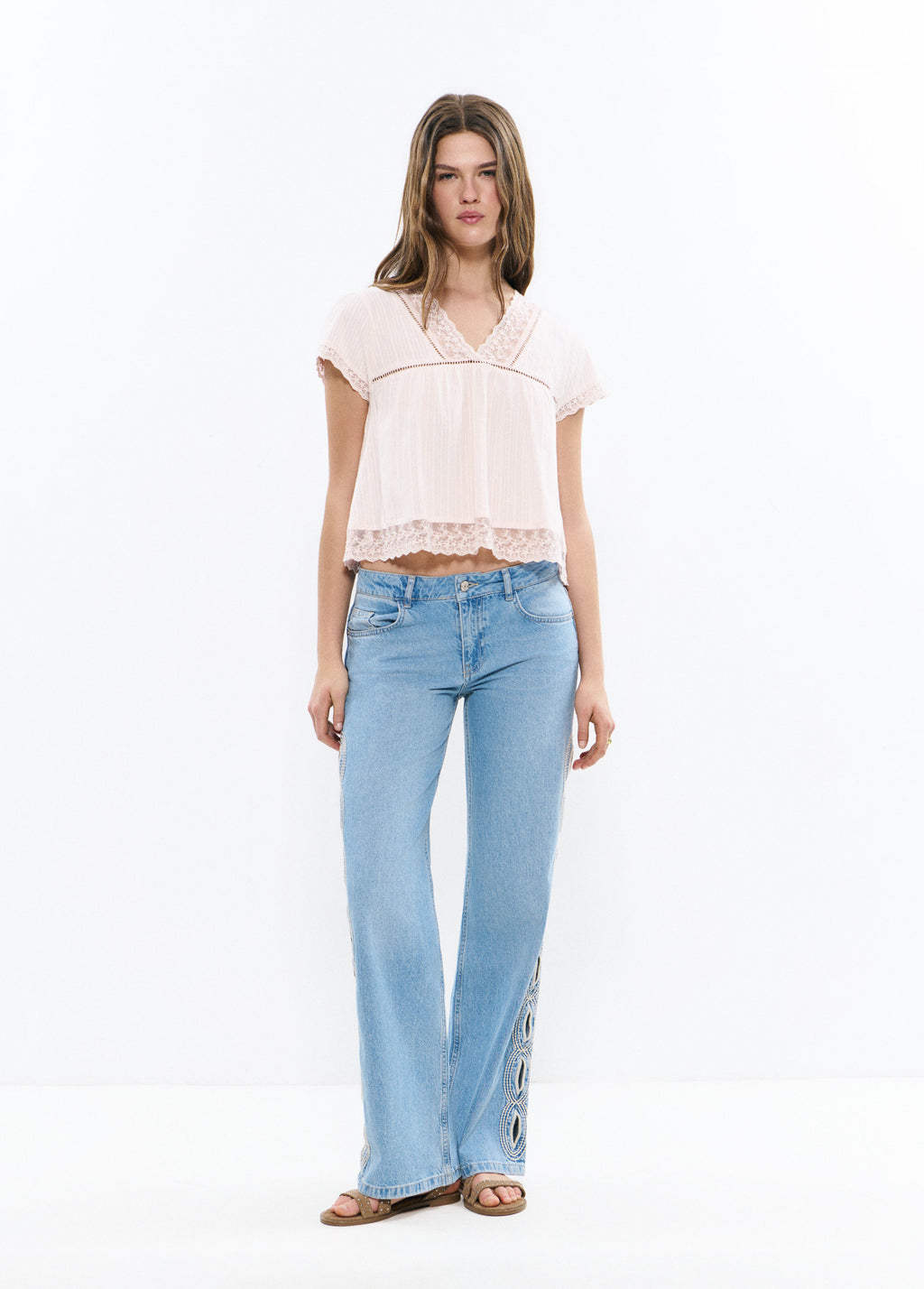 Blouse en dentelle semi-transparente