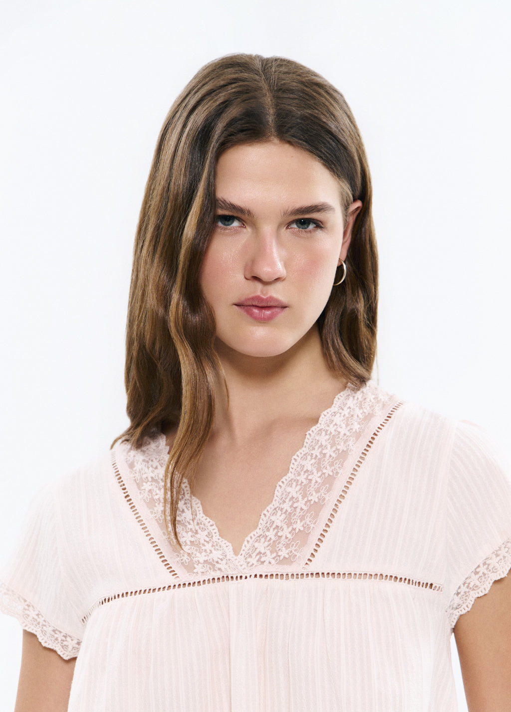 Blouse en dentelle semi-transparente