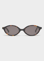 Gafas de sol carey oscuro vistas de perfil sobre el rostro
