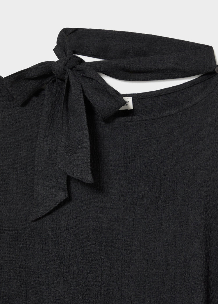 Capa com detalhe de tachas e cachecol