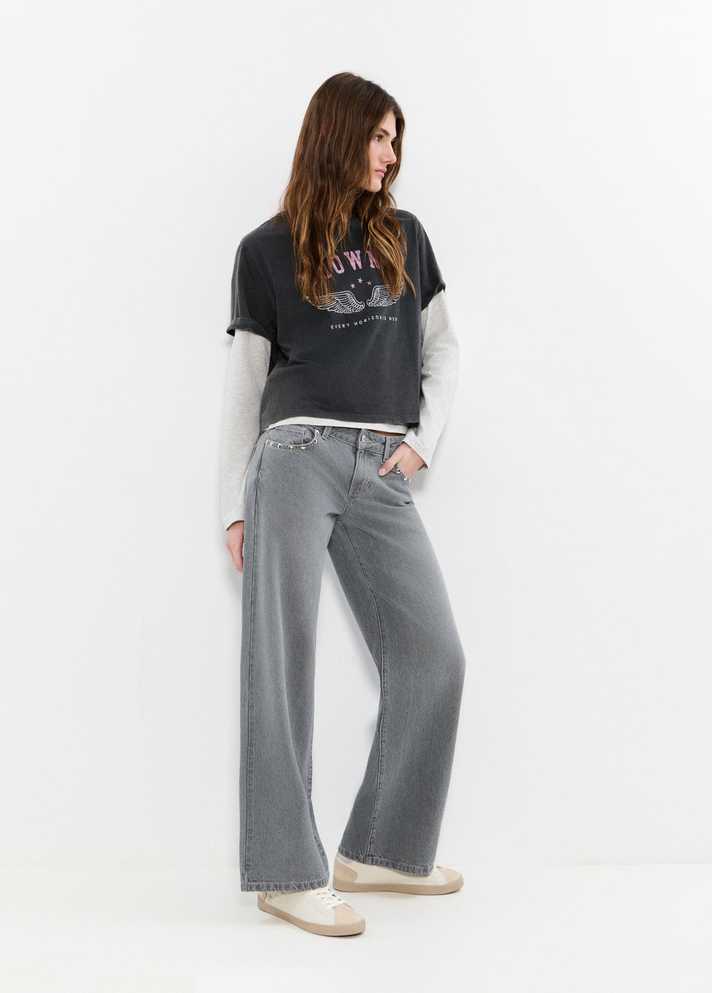 Jean taille basse avec ailes brodées et clous
