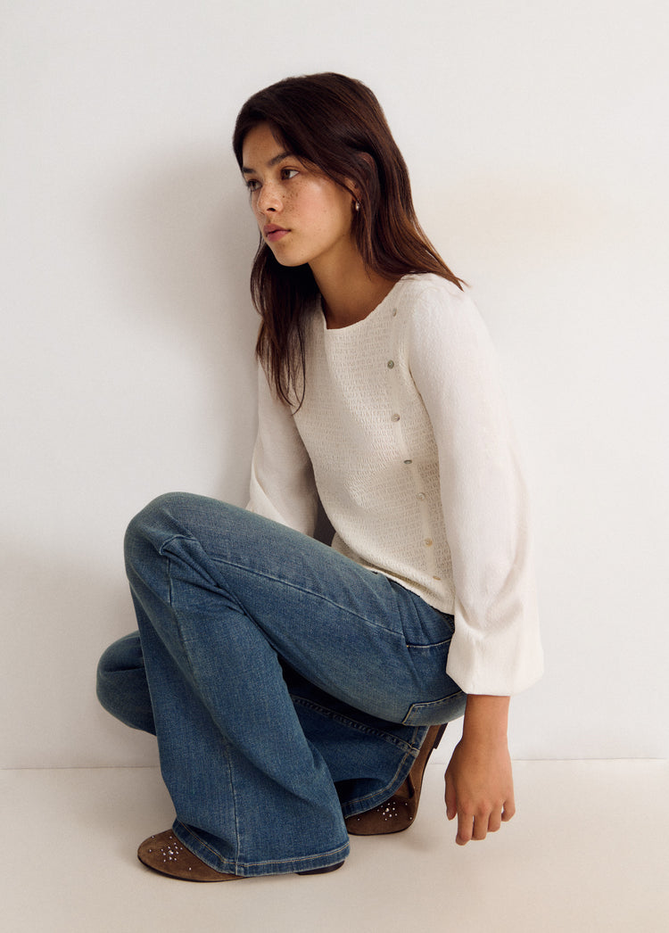 Blusa de manga larga smock en blanco vista de perfil con botones frontales