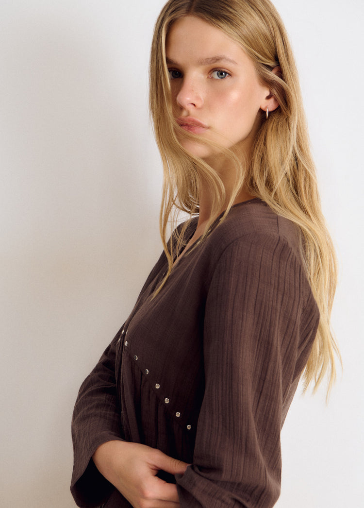 Blusa manga larga pico tachas