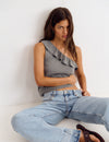 Camiseta asimétrica volantes tachas
