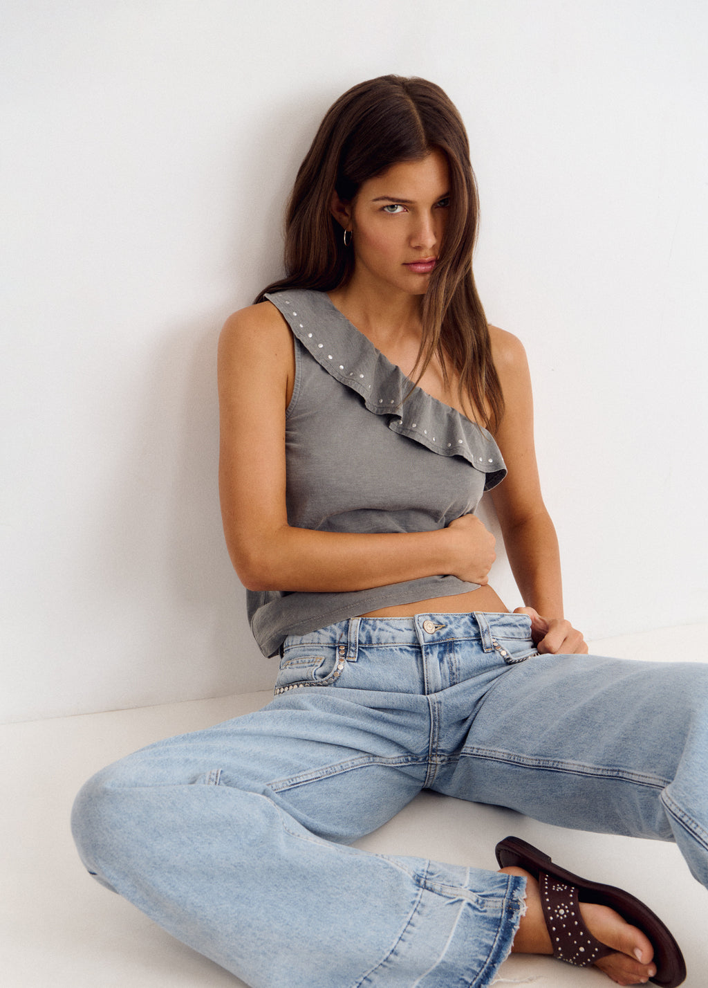 Camiseta asimétrica volantes tachas