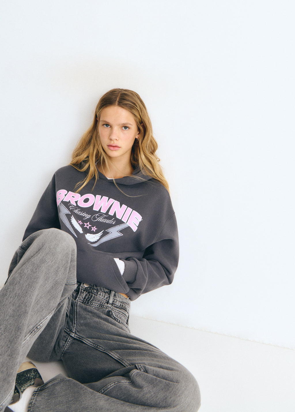 Sudadera de color antracita con capucha y estampado de alas en el pecho