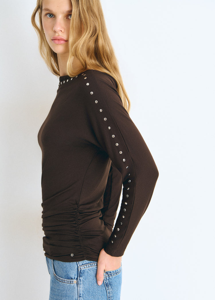 Jersey de manga larga marrón con cuello barco y tachas metálicas en hombros y puños