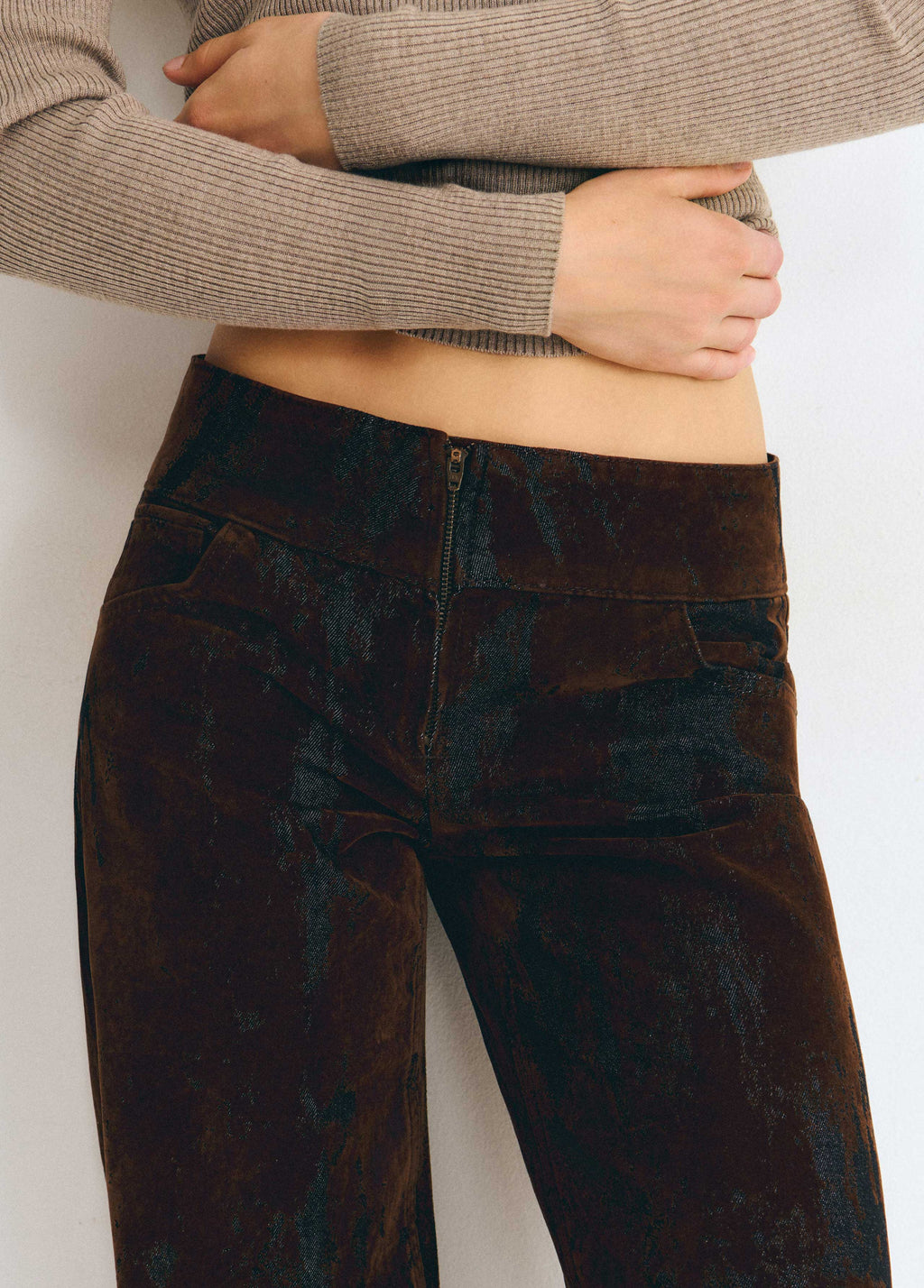Pantalón vaquero de terciopelo marrón con cremallera frontal y bolsillos traseros