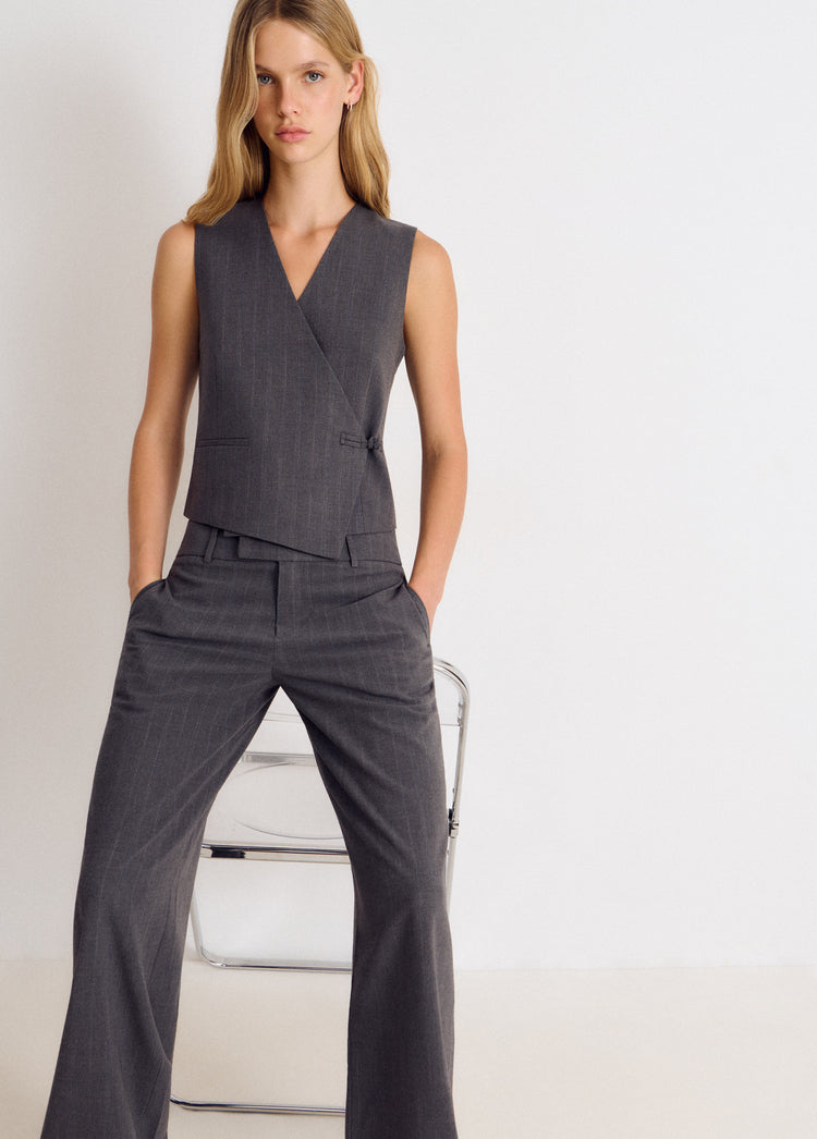Wrap vest with toggle fastenings