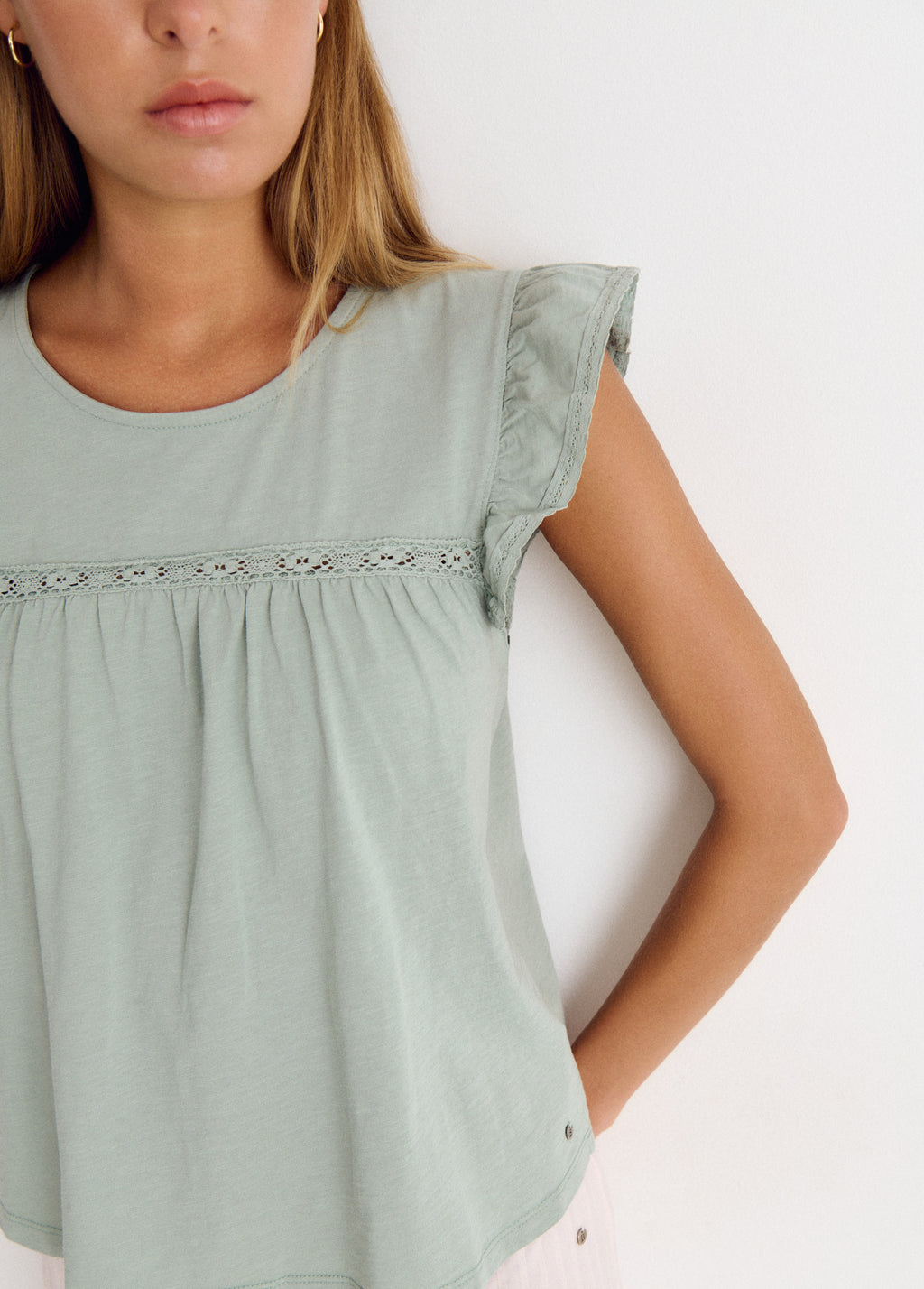 T-shirt with ruffle and lace trim