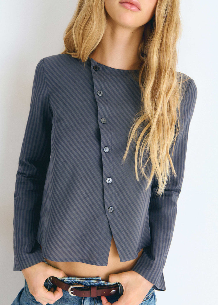 Blusa de rayas diagonales en azul con botones cruzados vista de cerca
