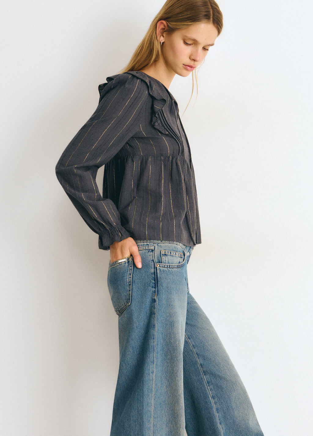 Blusa gris con volantes y rayas lurex vista de perfil