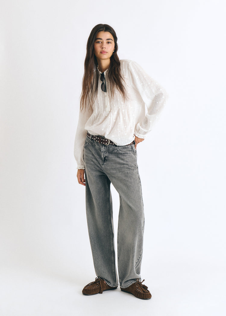 Blusa blanca de manga larga con jaretas y detalles lurex vista de frente