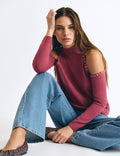 Maglia con spalle scoperte e borchie