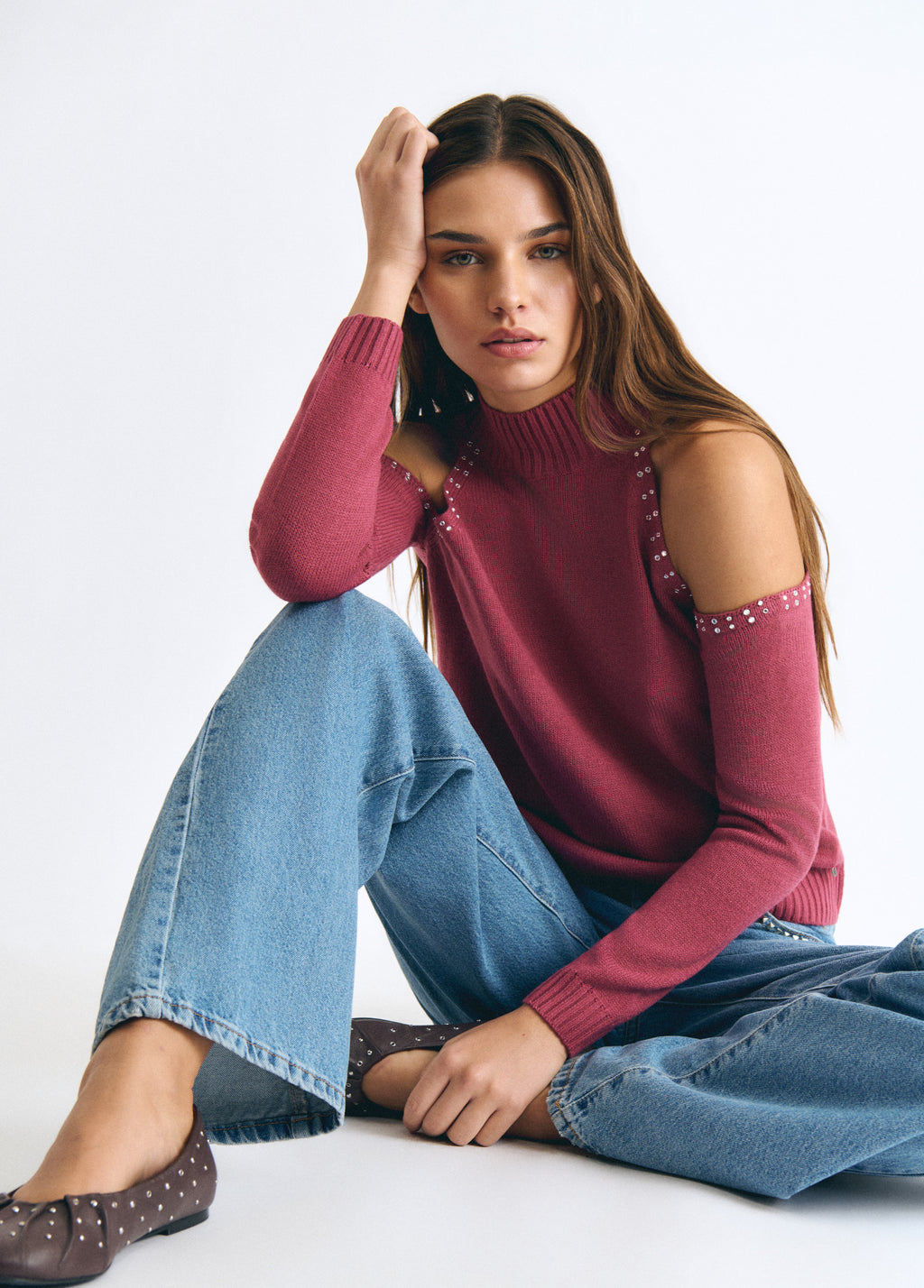 Maglia con spalle scoperte e borchie