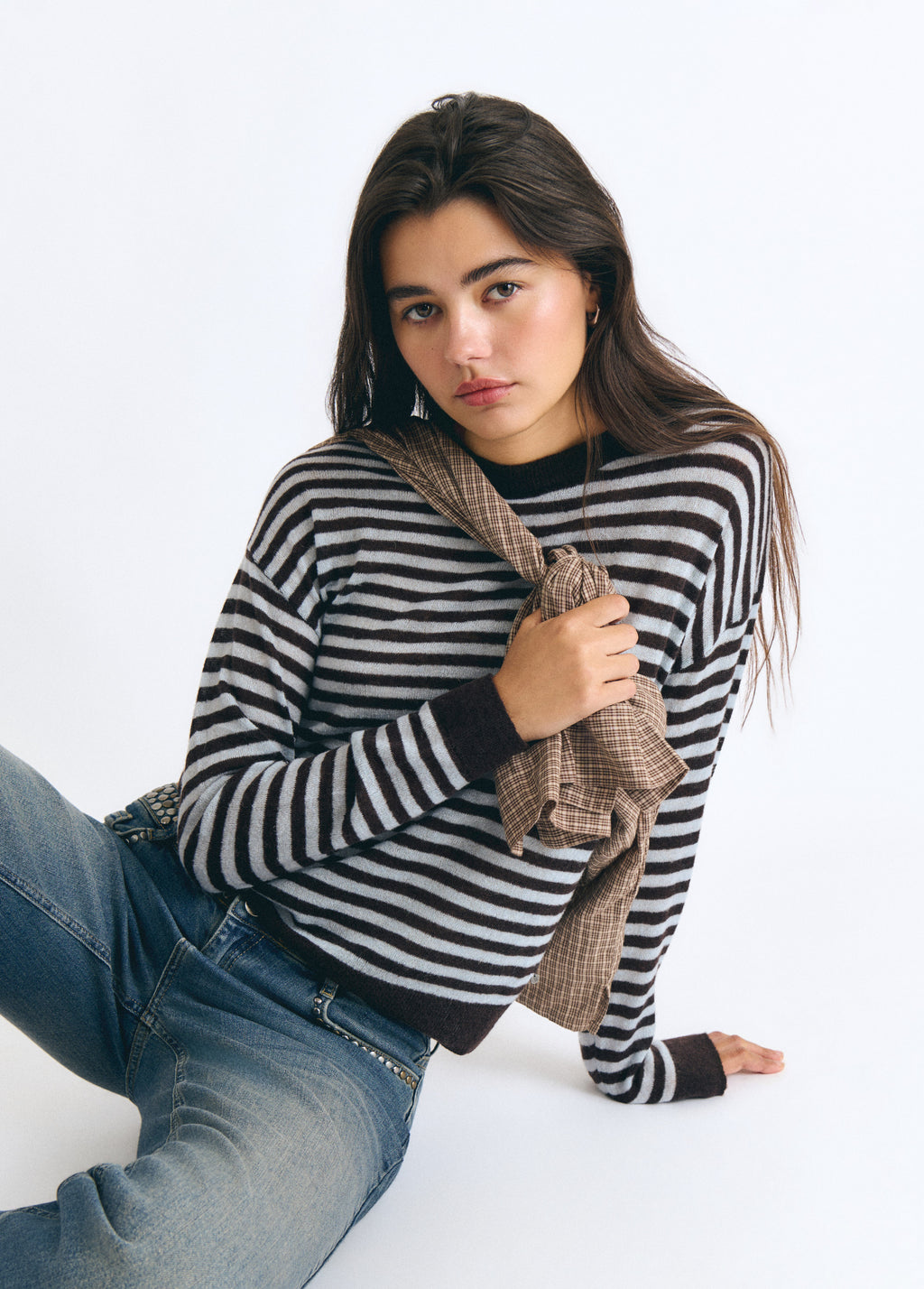 Jersey de rayas marrón y blanco con cuello redondo sobre modelo