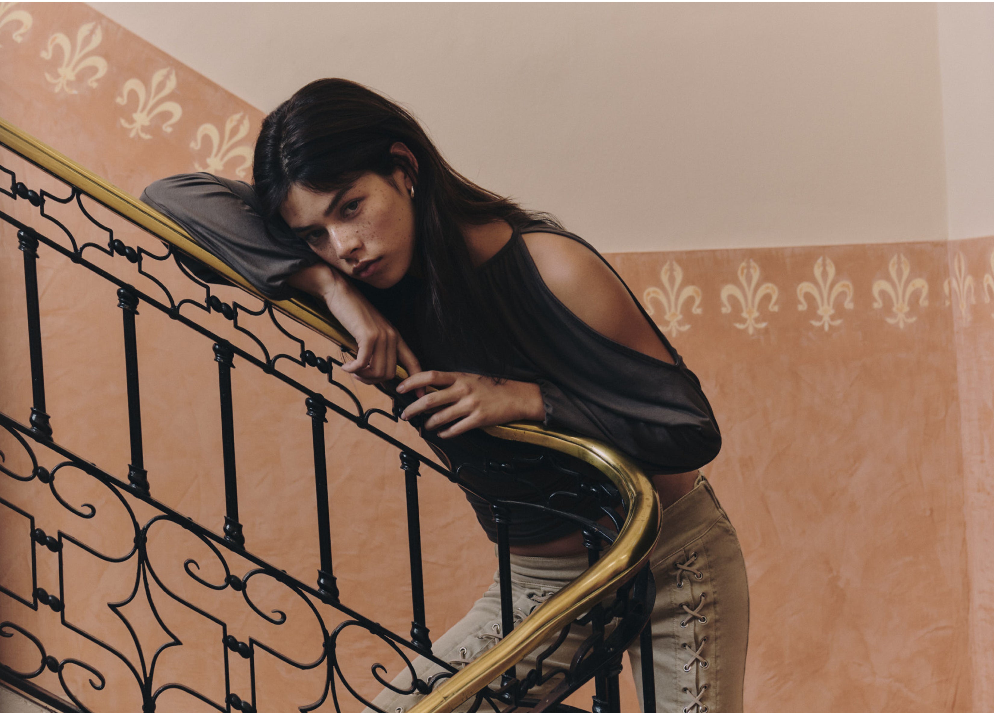 Blusa de viscosa con frunce bajo y hombros descubiertos en tono granate