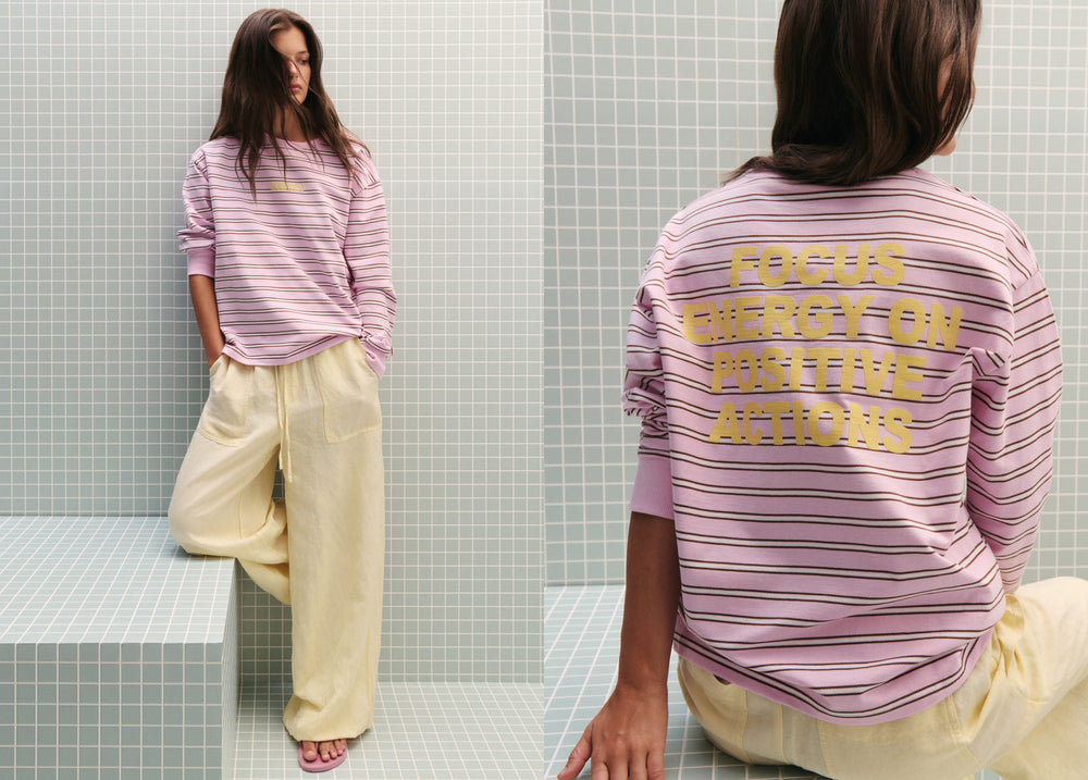 Sudadera fina de rayas en rosa lucida sobre modelo con las mangas recogidas