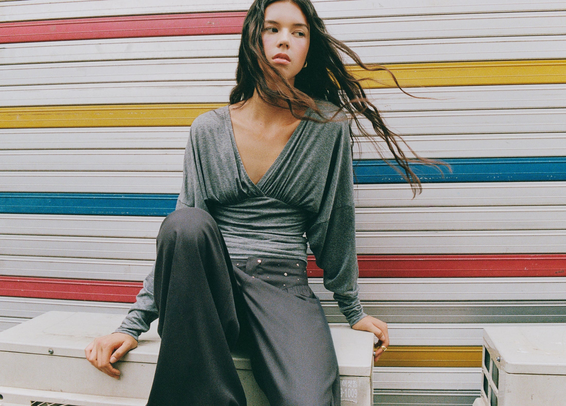 Fitted waist-neckline T-shirt