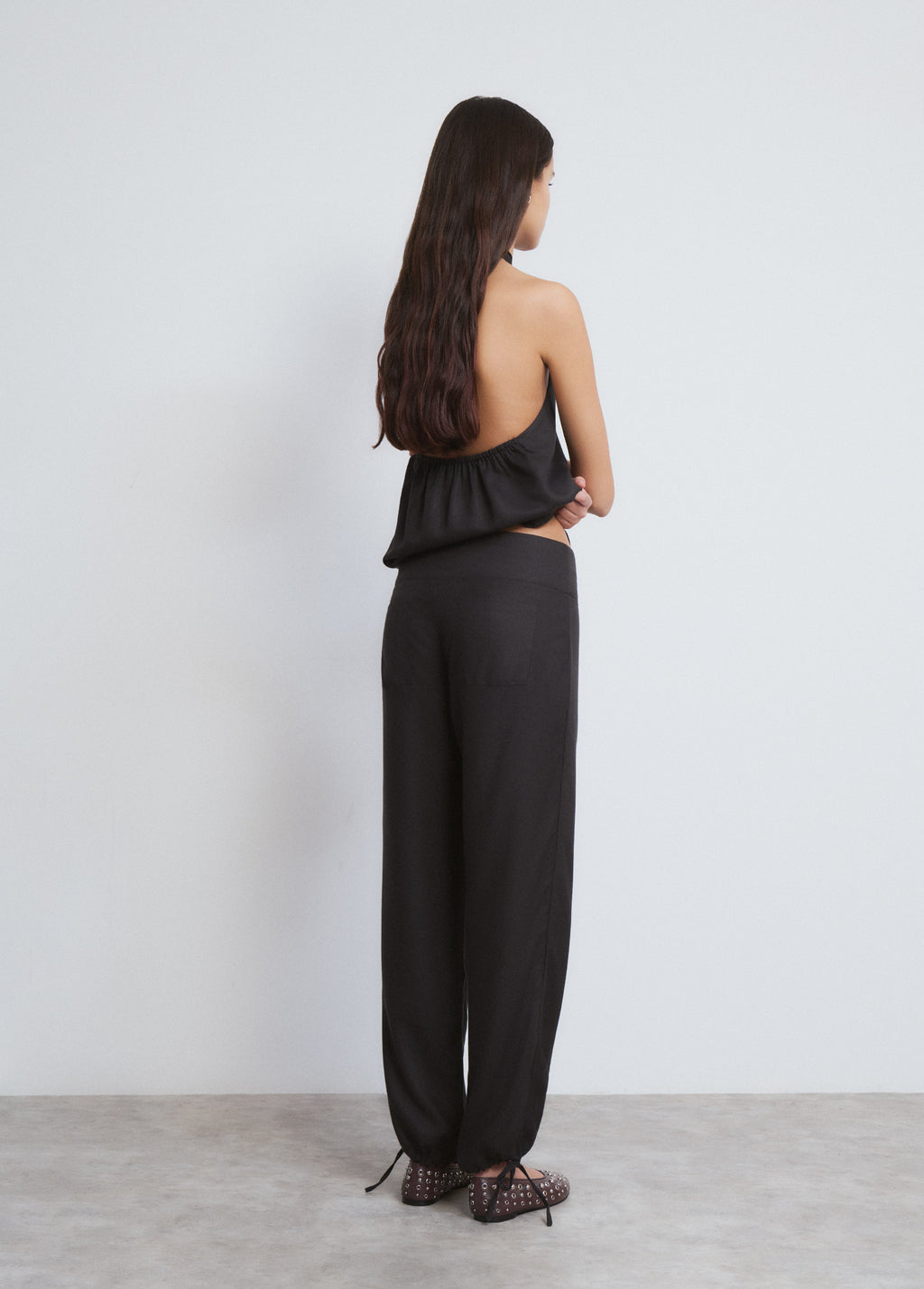 Low drop-crotch pants